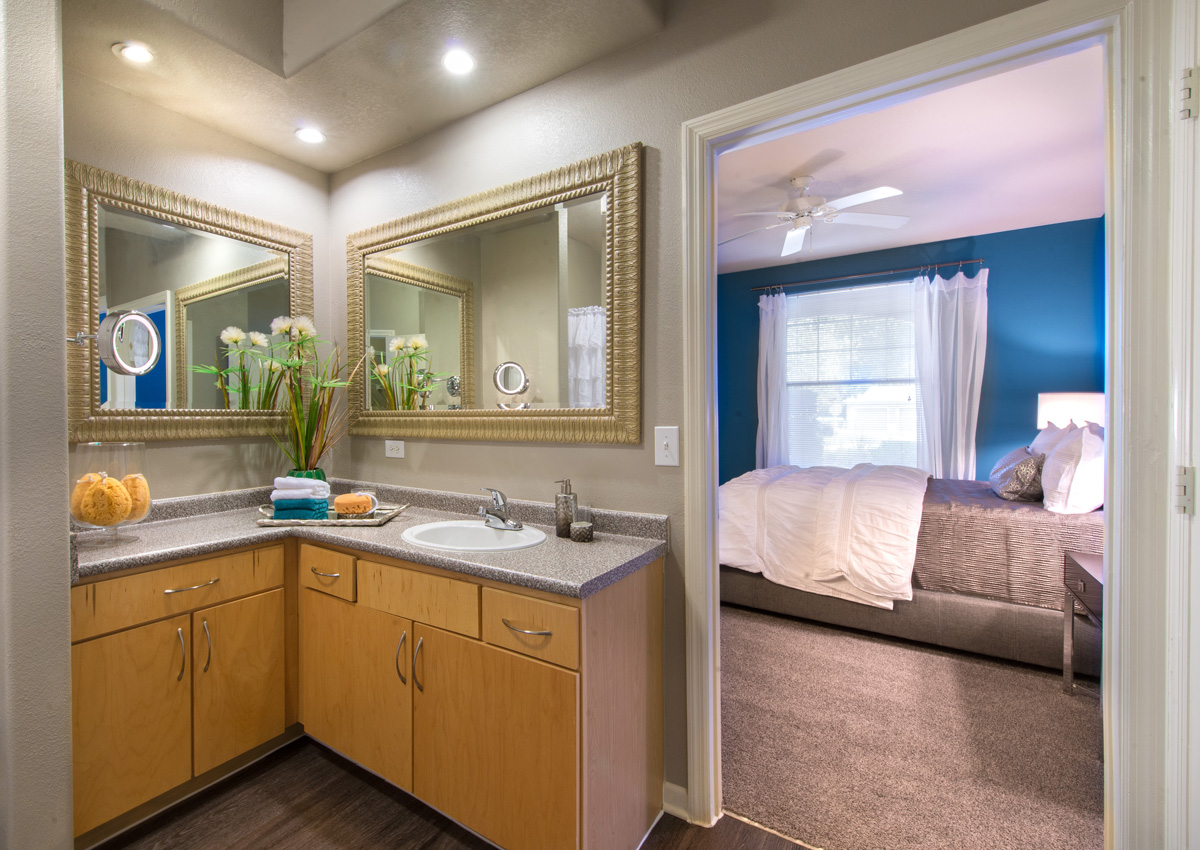 bathroom-with-shaving-mirror-jacksonville