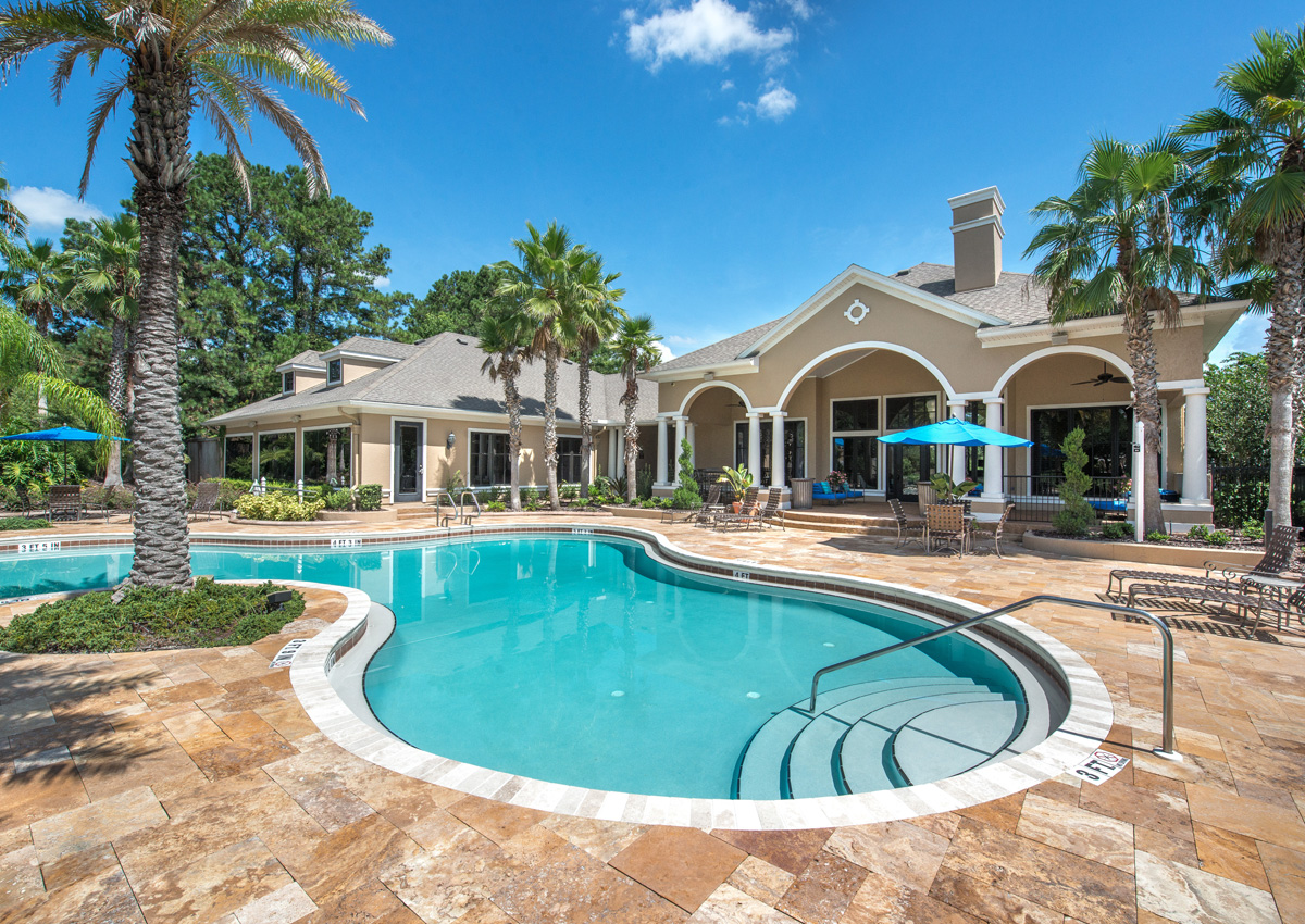 florida-luxury-apartment-pool