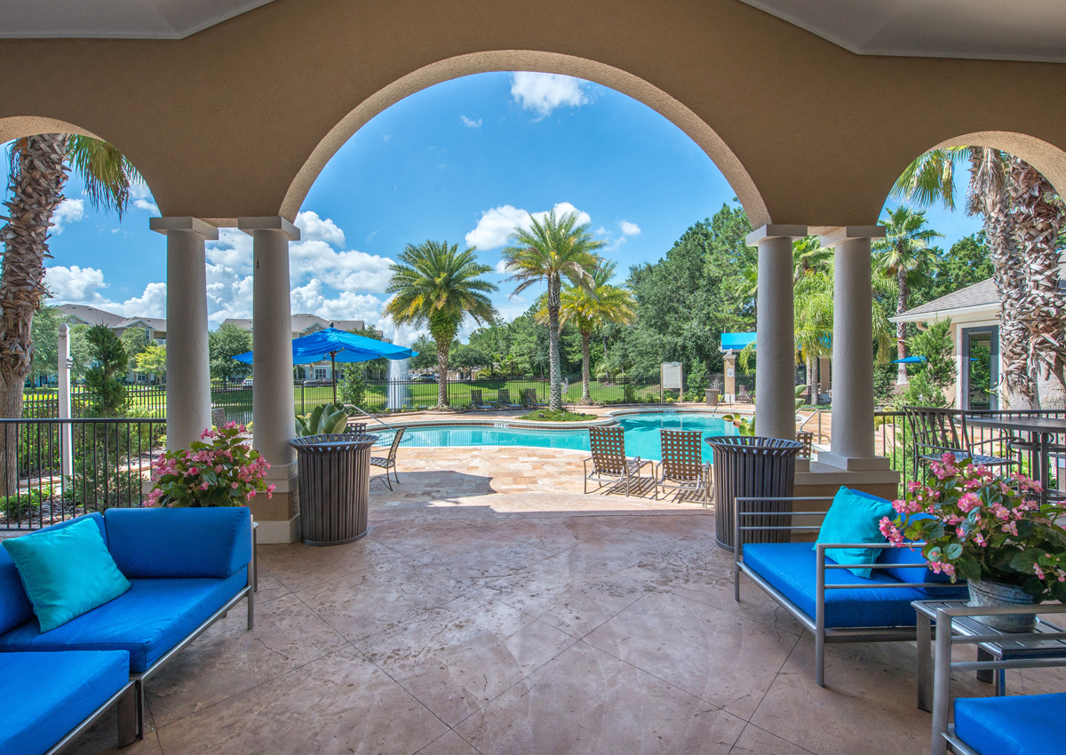 pool-covered-patio-jacksonville-apartments